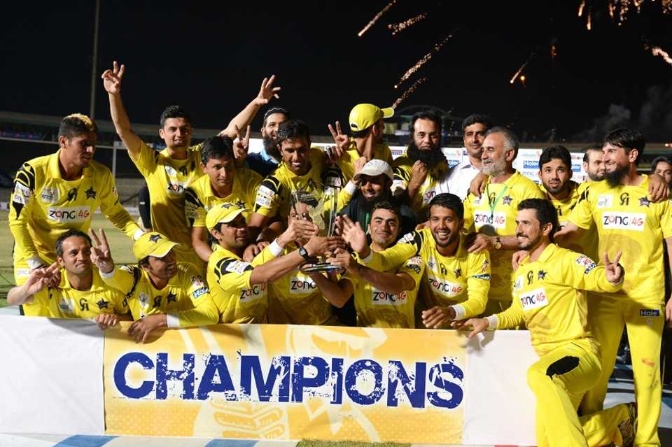 The victorious Peshawar Panthers side with the trophy, Lahore Lions v Peshawar Panthers, Final, Haier T20 Cup, Karachi, September 28, 2014