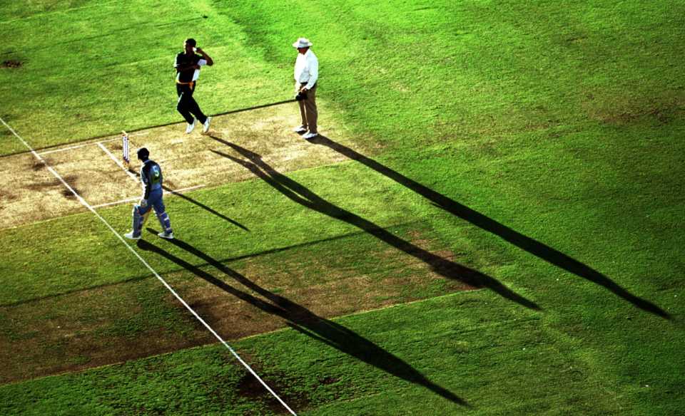 Wasim Akram bowls, India v Pakistan,Carlton & United Series, Perth, January 28, 2000