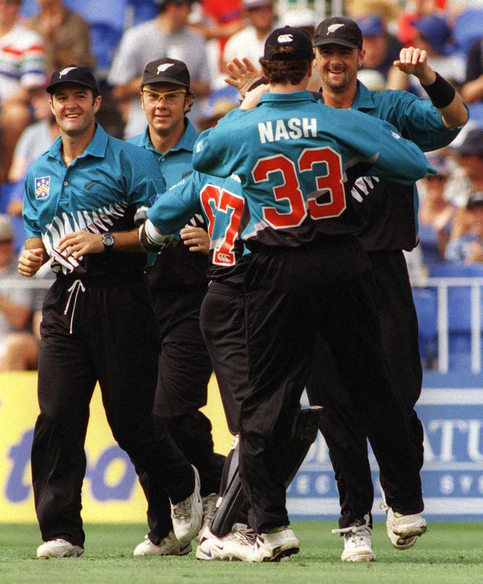 Simon Doull celebrates taking the catch to dismiss Gary Kirsten, New Zealand v South Africa, 3rd ODI, Auckland, February 20, 1999