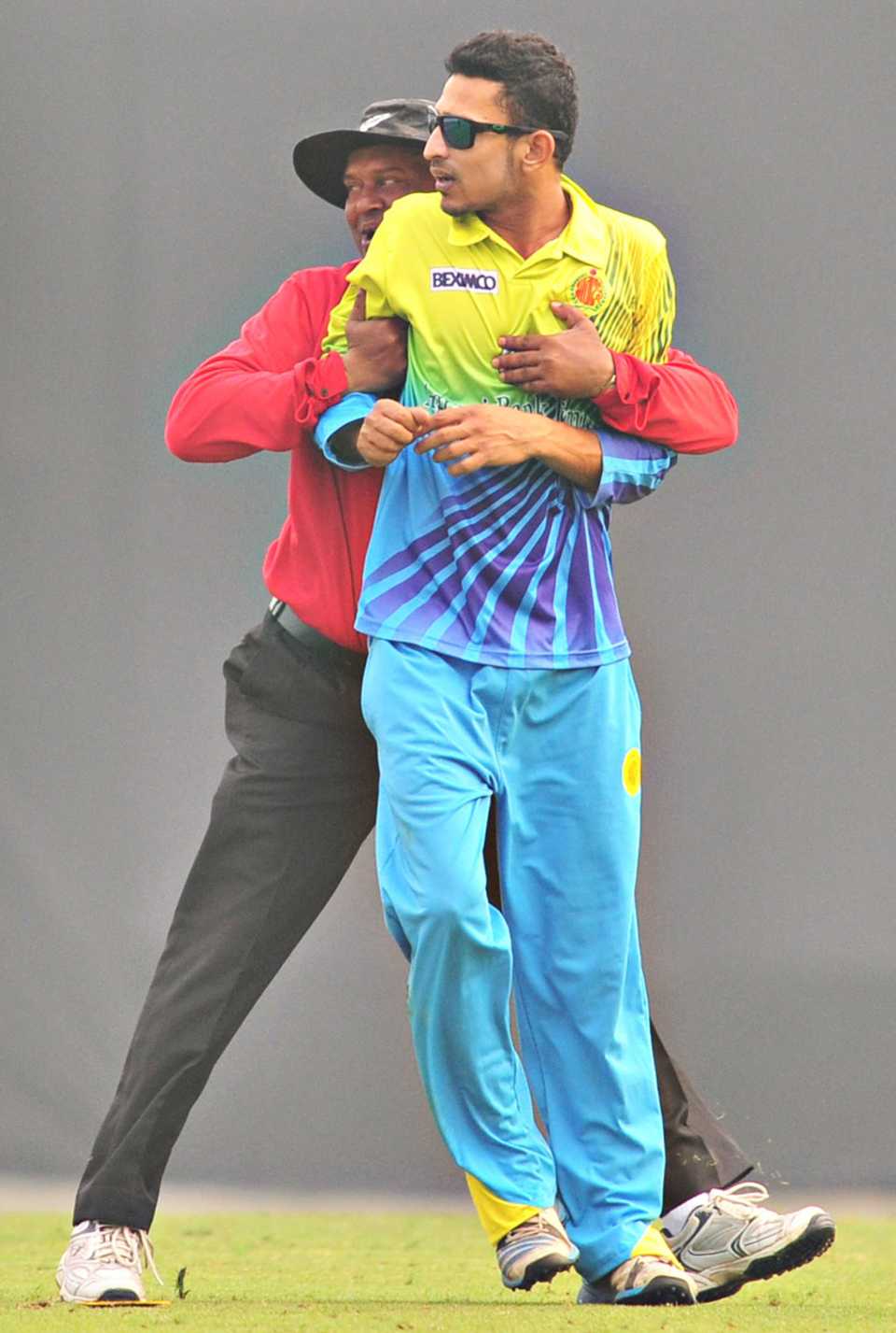Umpire Rafiqul Islam pulls Nasir Hossain away from Asif Ahmed