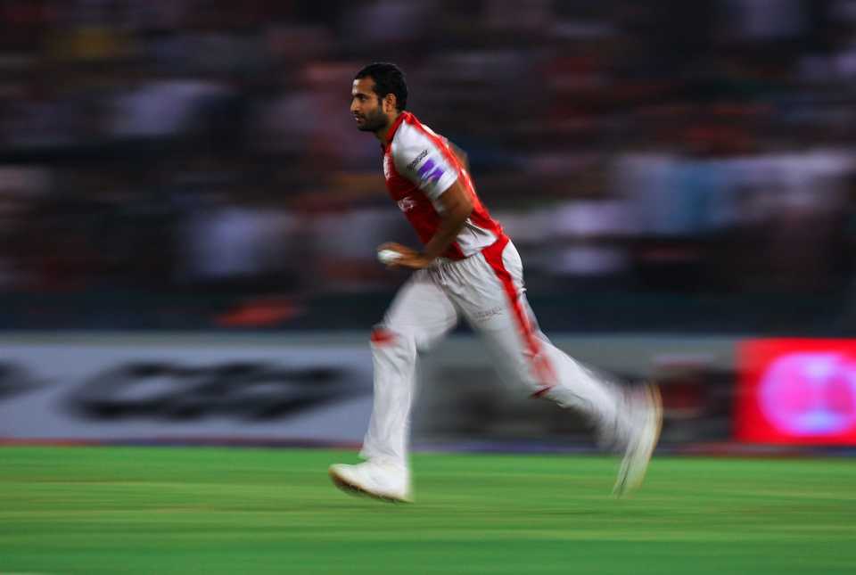 Irfan Pathan runs into bowl, Kings XI Punjab v Rajasthan Royals, IPL, Mohali, March 24, 2010