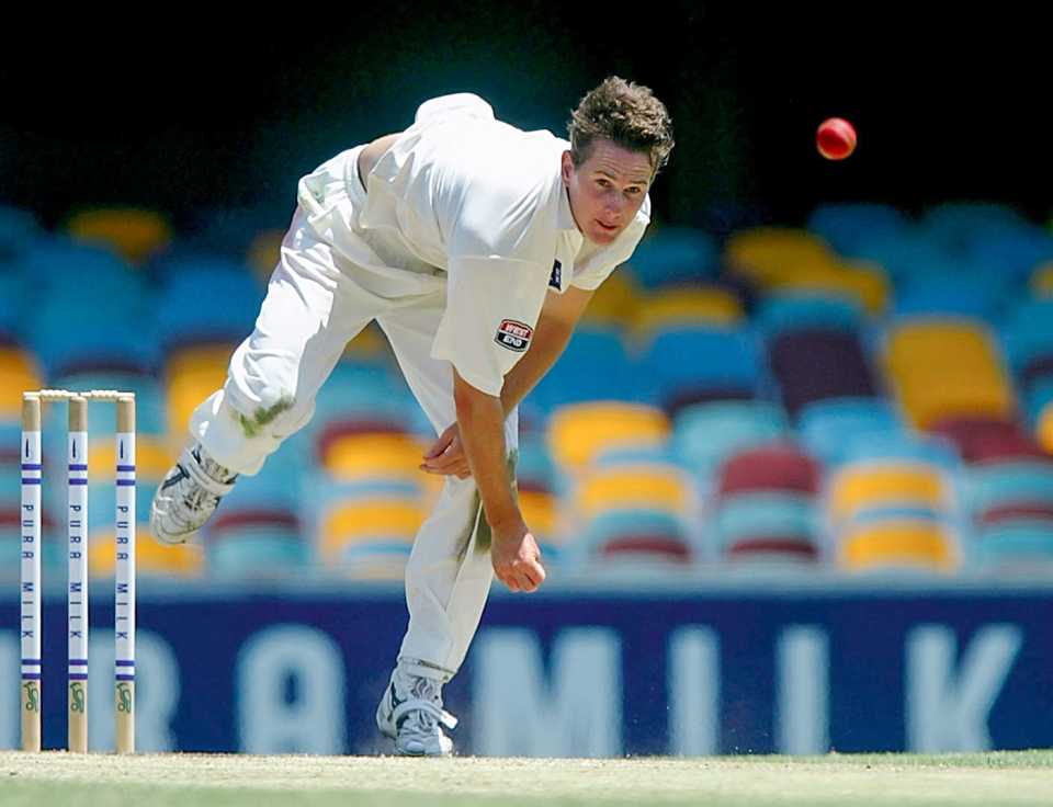 Shaun Tait bowls for the Redbacks, Queensland v South Australia, Pura Cup, Brisbane, 3rd day, January 21, 2003