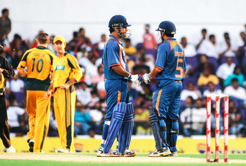 MS Dhoni and Gautam Gambhir have a mid-pitch discussion