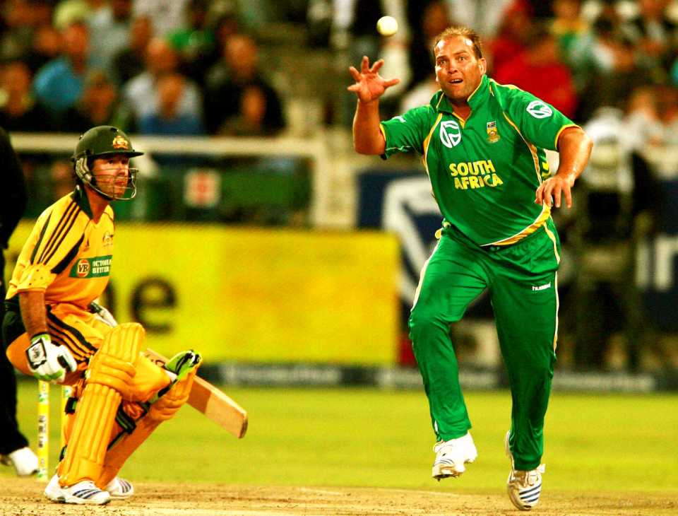 Ricky Ponting watches Jacques Kallis trying to stop the ball 