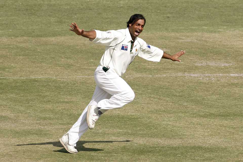Shoaib Akhtar celebrates a wicket, Pakistan v England, 1st Test, Multan, 5th day, November 16, 2005