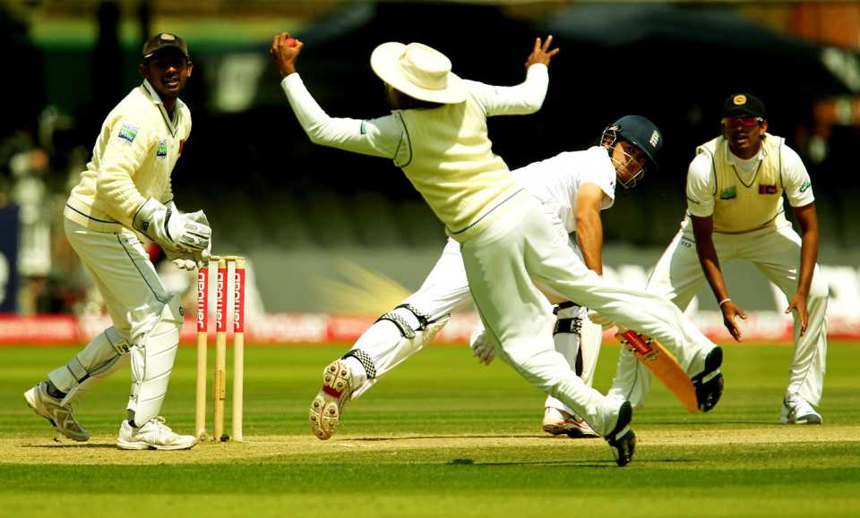Mahela Jayawardene attempts to catch Alastair Cook