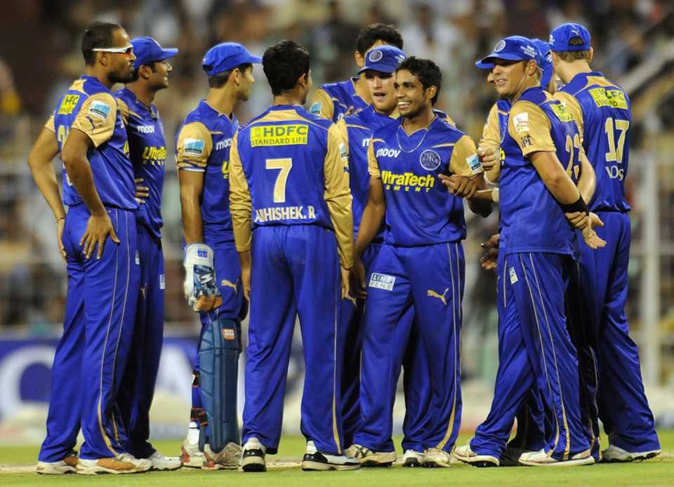Rajasthan Royals huddle to celebrate Chris Gayle's wicket