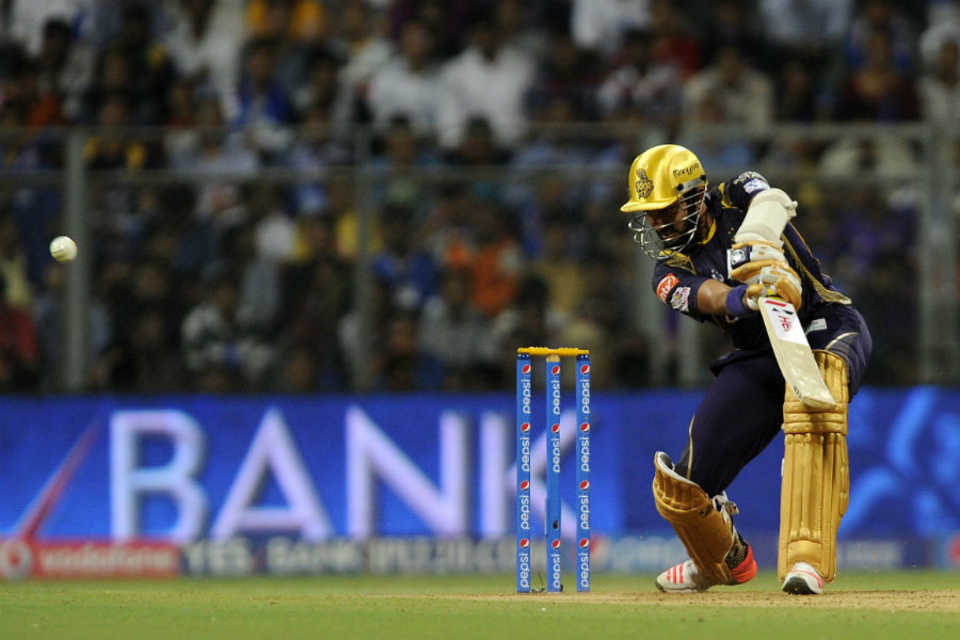 Robin Uthappa plays through the off side