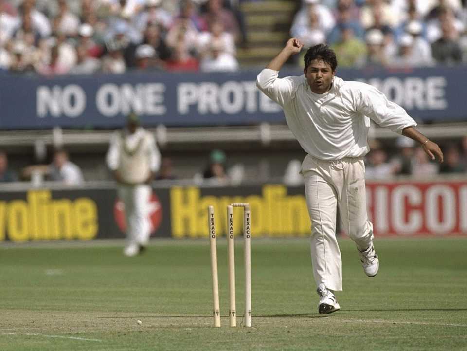 Mushtaq Ahmed celebrates a wicket