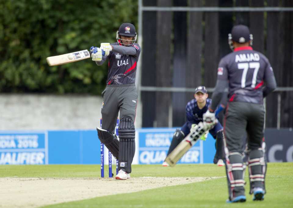Mohammad Shahzad attempts a pull