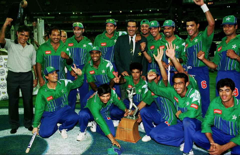 The Pakistan team with the trophy, Pakistan v West Indies, 2nd final, Carton and United Series, Melbourne, January 20, 1997 