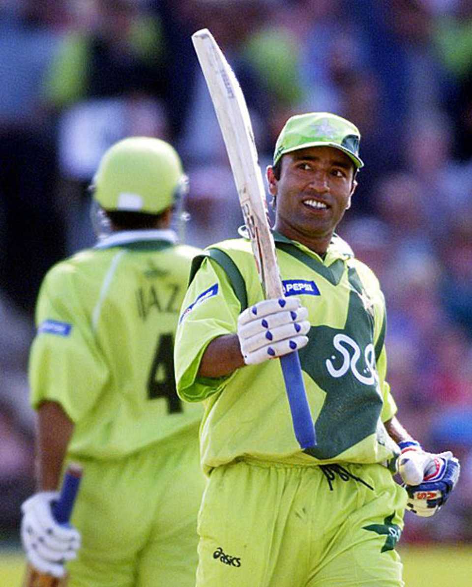 Saeed Anwar acknowledges applause for his century, New Zealand v Pakistan, 1st semi-final, World Cup, Old Trafford, June 16, 1999