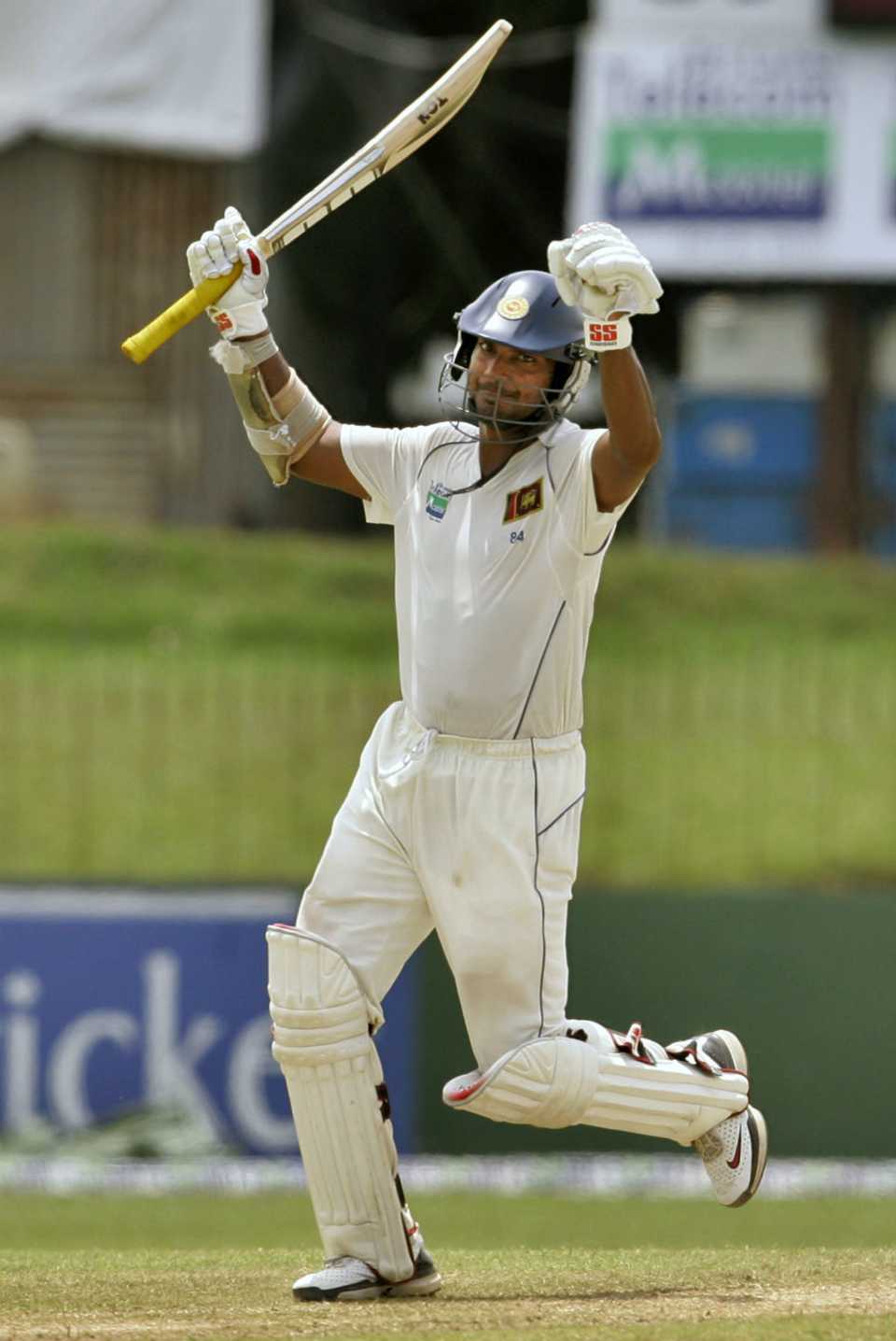 Kumar Sangakkara celebrates after getting to hundred, Sri Lanka v New Zealand, 2nd Test, SSC, 5th day, August 30, 2009