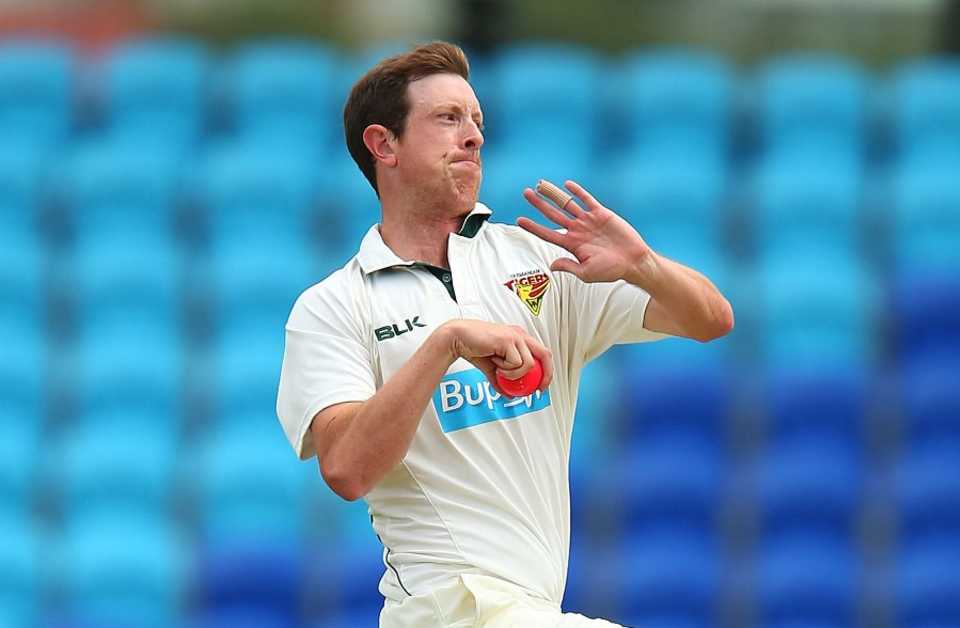 Andrew Fekete runs in to bowl, Tasmania v Victoria, Sheffield Shield 2014-15, 1st day, Hobart, November 8, 2014