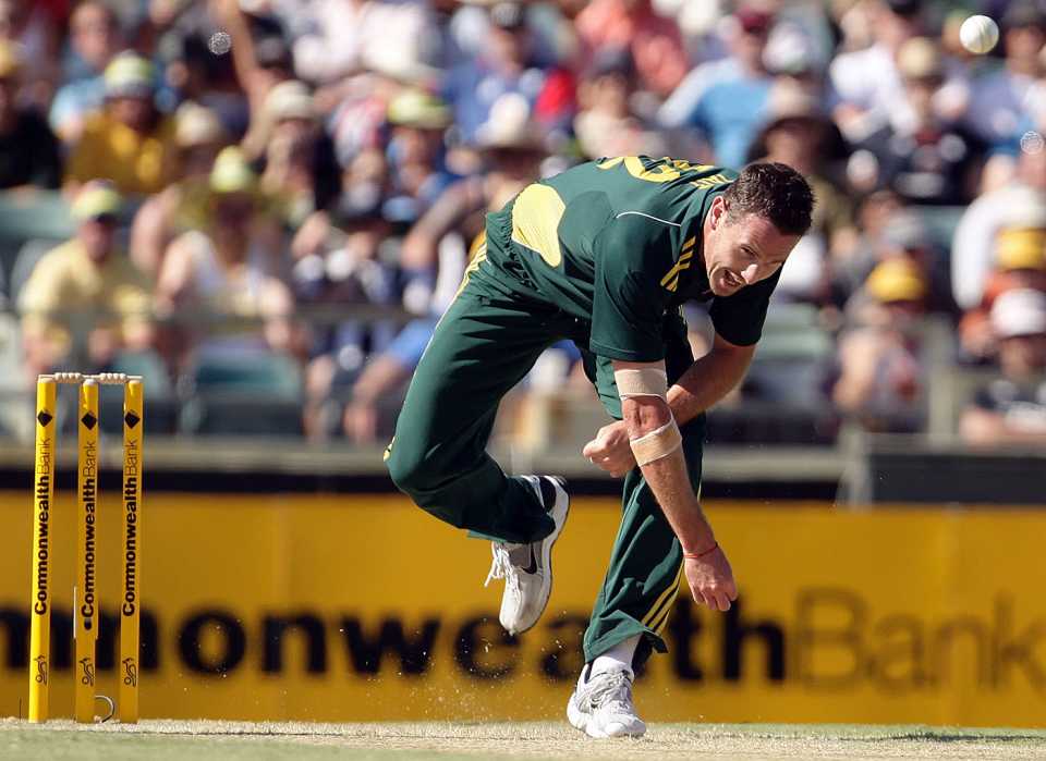 Shaun Tait bends his back