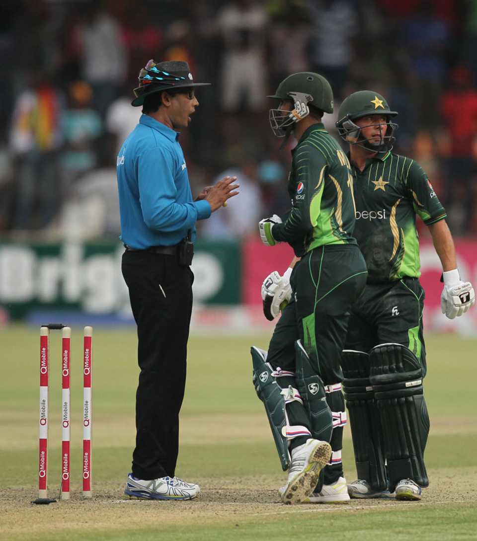 Shoaib Malik has a chat with the umpire after bad light ended the game