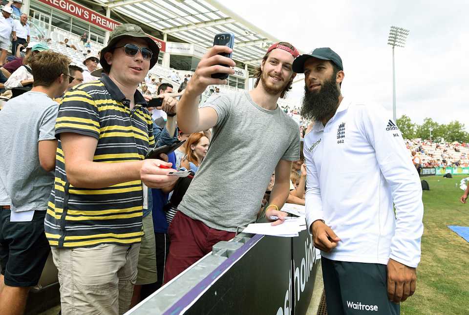 Moeen Ali obliges a selfie with a fan, England v India, 3rd Investec Test, Ageas Bowl, 5th day, July 31, 2014