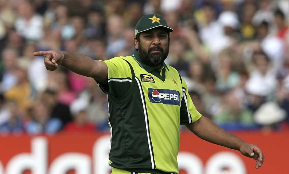 Pakistan captain Inzamam-ul-Haq sets the field