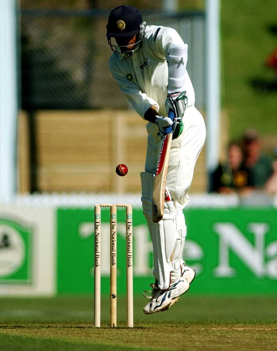 Rahul Dravid defends a rising ball, New Zealand v India, 2nd Test, Hamilton, 2nd day, December 20, 2002