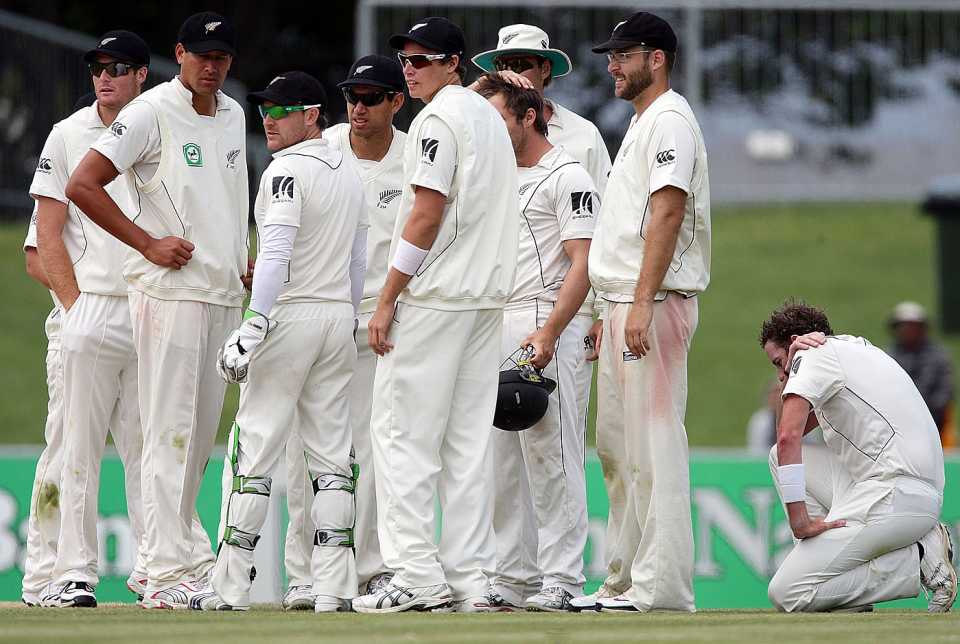 Iain O'Brien takes a breather after taking a wicket, New Zealand v Pakistan, 3rd Test, Napier, 5th day, December 15, 2009