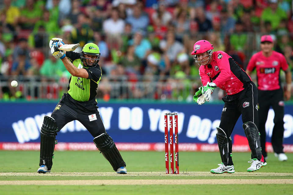 Michael Hussey steers the ball through the off side during his unbeaten 80, Sydney Thunder v Sydney Sixers, Big Bash League, Sydney, December 17, 2015
