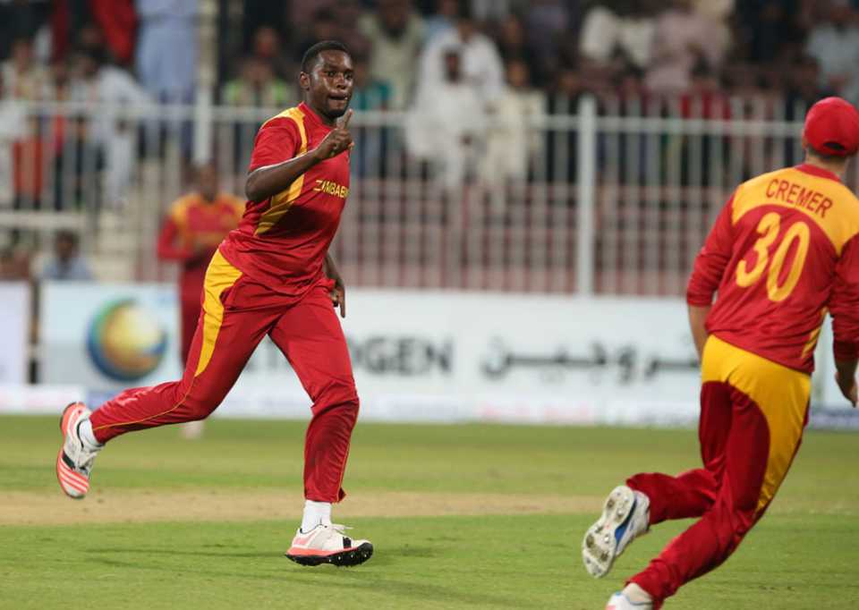 Elton Chigumbura's wickets brought Zimbabwe back