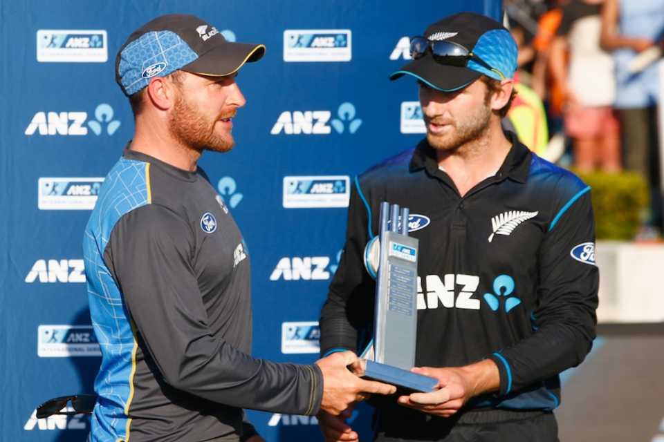 Brendon McCullum and Kane Williamson receive the trophy together, New Zealand v Sri Lanka, 5th ODI, Mount Maunganui, January 5, 2015