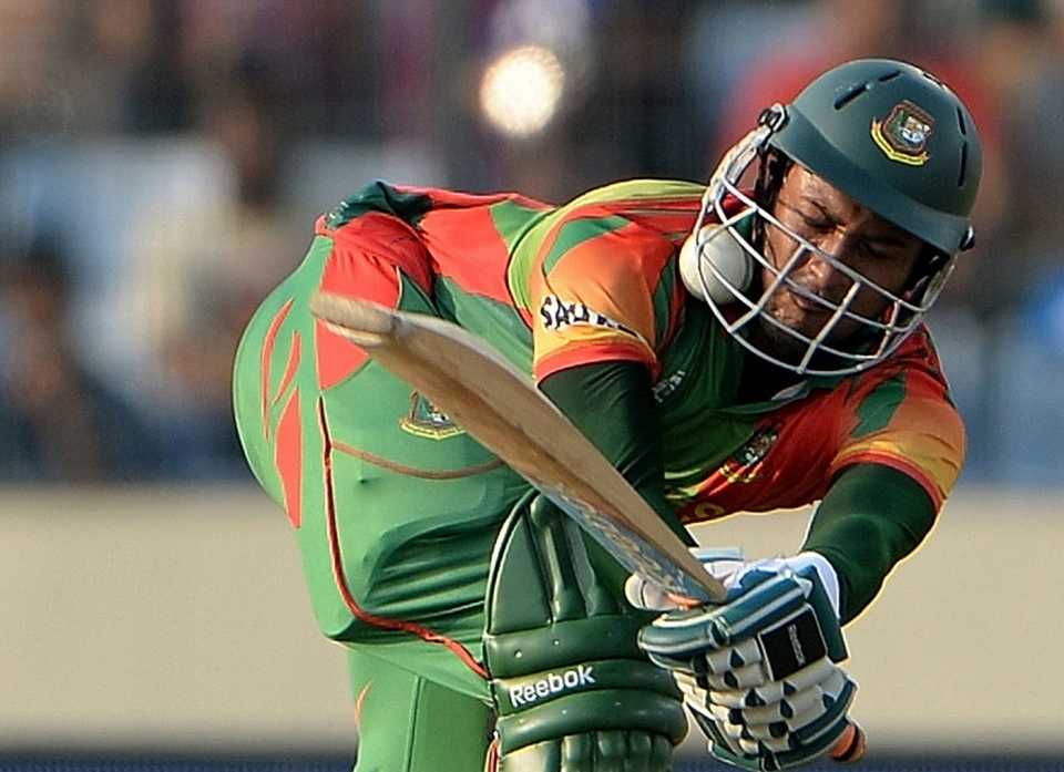 Shakib Al Hasan is struck on the visor , Bangladesh v Australia, World T20, Group 2, Mirpur, April 1, 2014