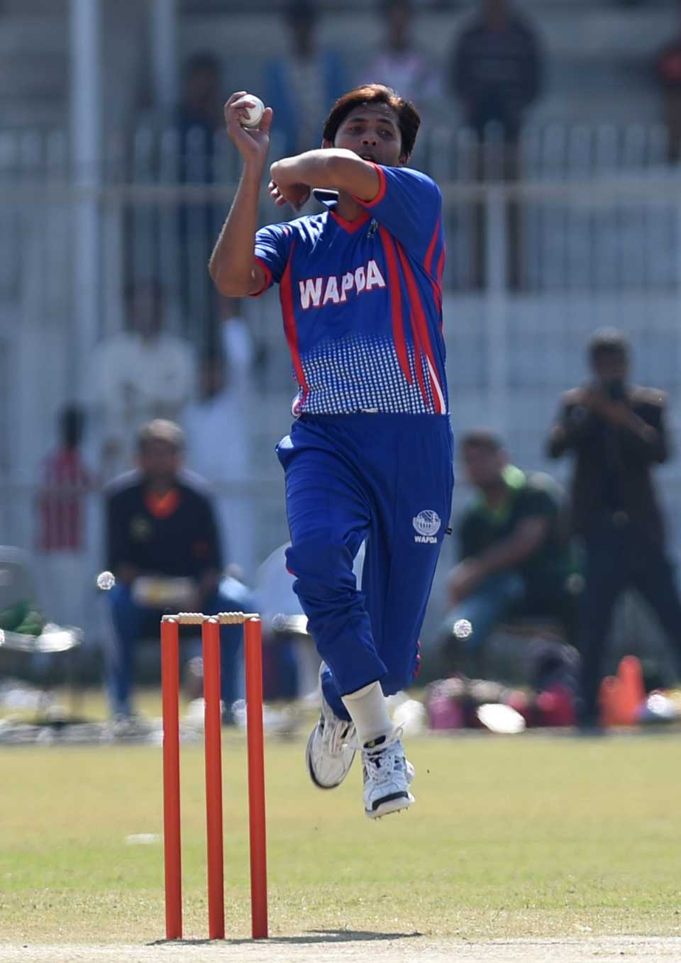 Mohammad Asif in his delivery stride