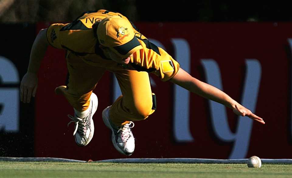Leah Poulton tries to stop a ball from crossing the boundary, Australia v India, 3rd place play-off, Women's World Cup, Sydney, March 21, 2009