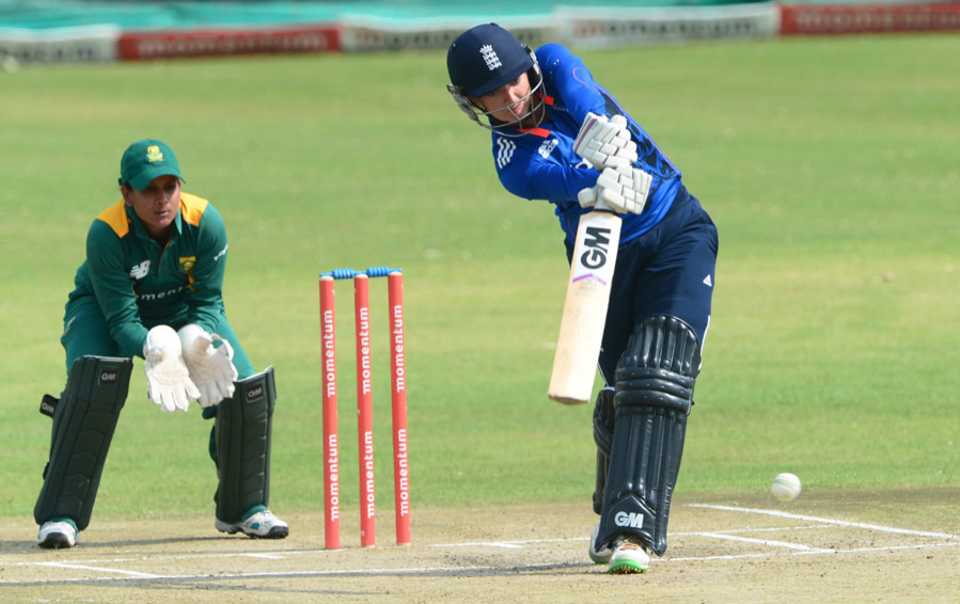 Sarah Taylor helped finish off the chase with an unbeaten 41