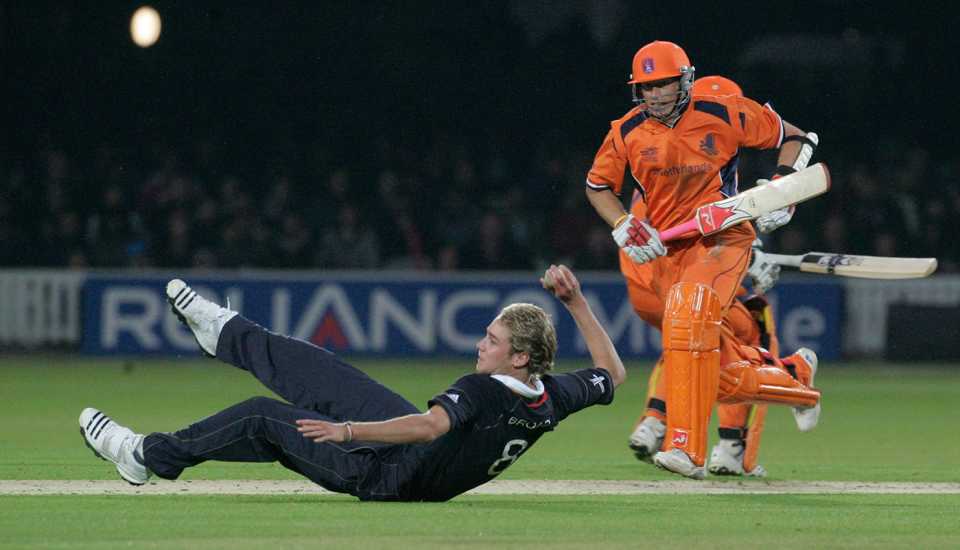 Stuart Broad attempts to run out Ryan ten Doeschate, England v Netherlands, ICC World Twenty20, Lord's, June 5, 2009