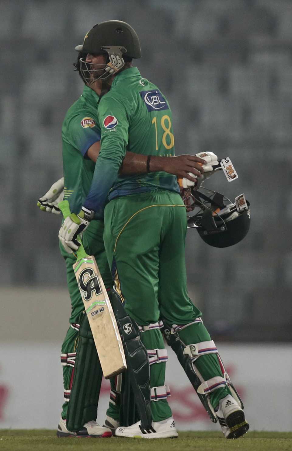 Shoaib Malik and Umar Akmal embrace after Pakistan's win