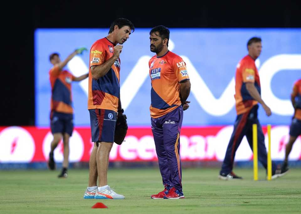 Stephen Fleming has chat with MS Dhoni