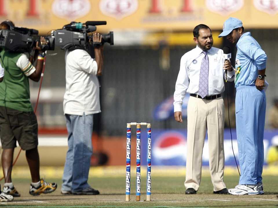 Rahul Dravid speaks to Arun Lal at the toss