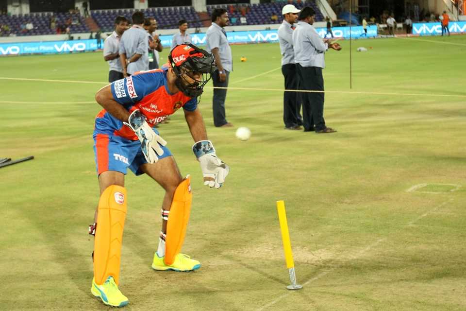 Dinesh Karthik goes through the paces during warm-up, Sunrisers Hyderabad v Gujarat Lions, IPL 2016, Hyderabad, May 6, 2016