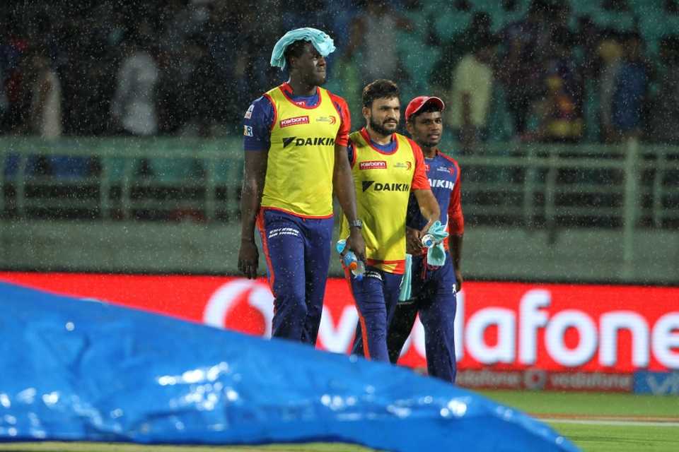 Carlos Brathwaite takes scant cover from the rain, Rising Pune Supergiants v Delhi Daredevils, IPL 2016, Visakhapatnam, May 17, 2016