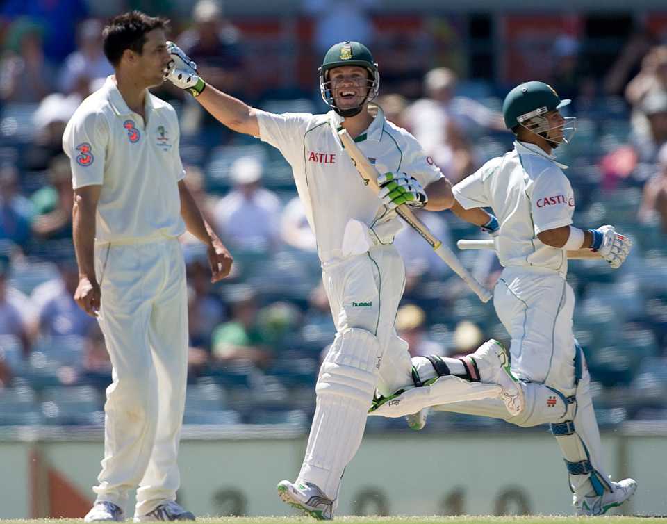 AB de Villiers celebrates his century as South Africa inch closer