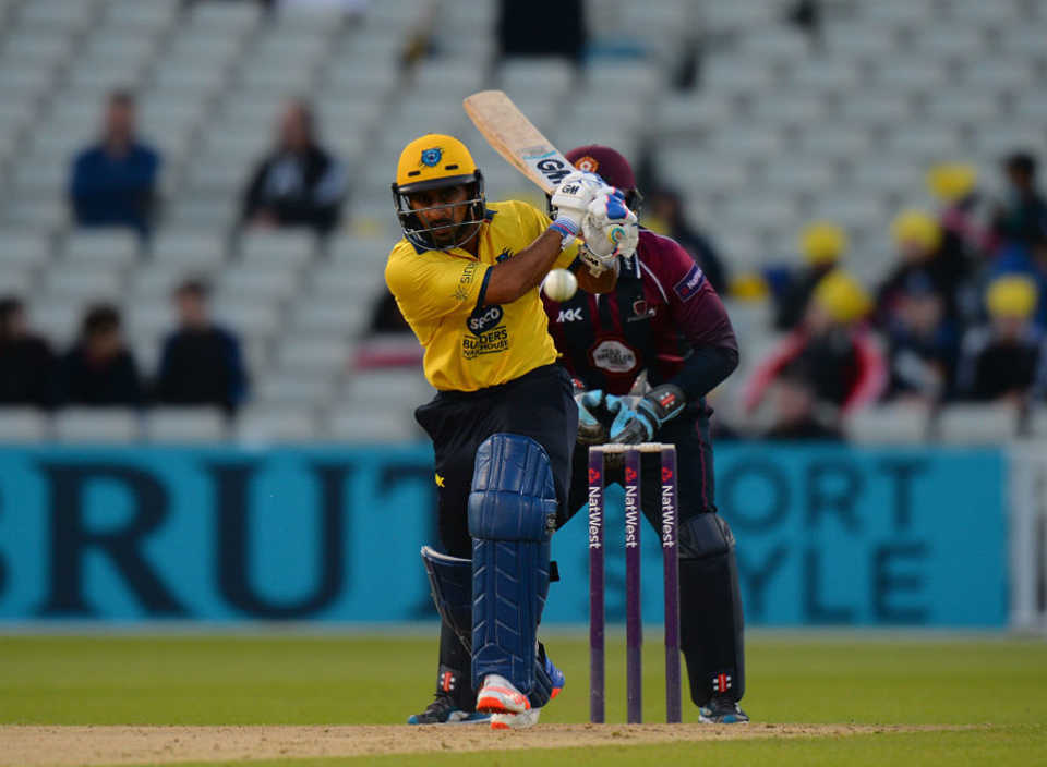 Ateeq Javid kept Warwickshire afloat with a late 34 from 27