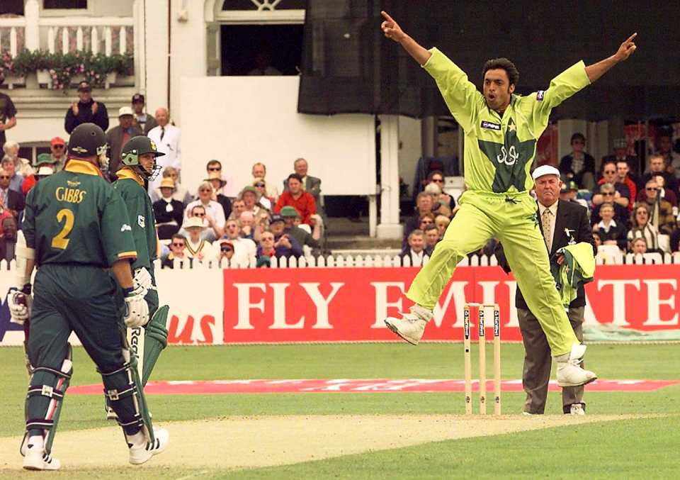 Shoaib Akhtar celebrates getting Herschelle Gibbs for 0, Super Six, Pakistan v South Africa, World Cup, Nottingham, June 5, 1999