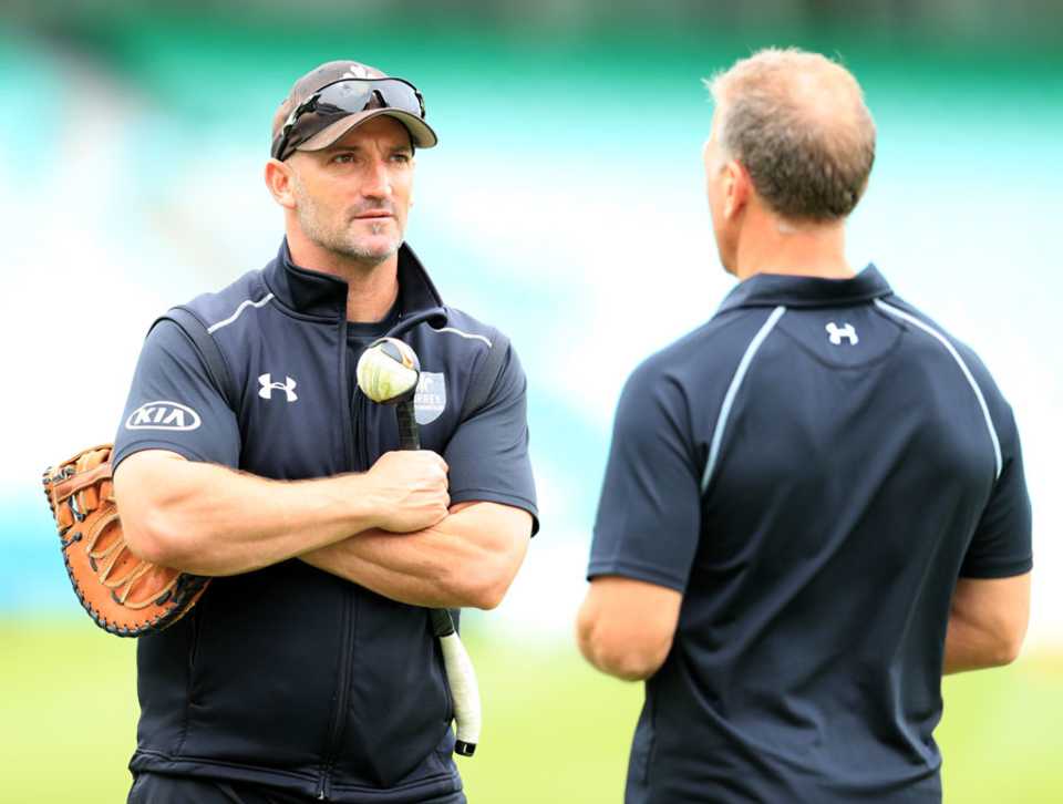 Michael Di Venuto chats with Alec Stewart before play