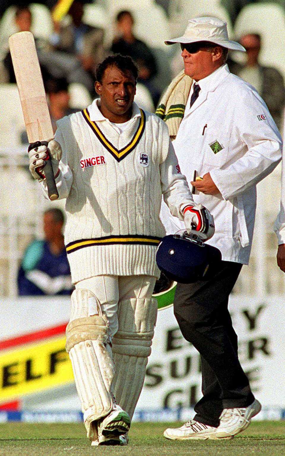 Aravinda de Silva celebrates his hundred, Pakistan v Sri Lanka, 1st Test, Rawalpindi, 2nd day, February 27, 2000