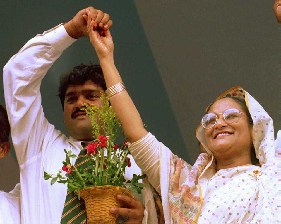 Akram Khan with Bangladesh prime minister Sheikh Hasina after winning the ICC Trophy