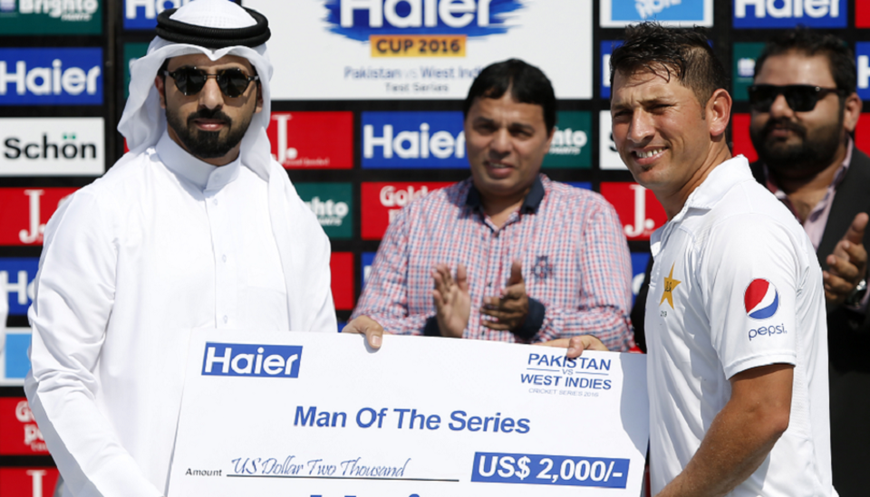 Yasir Shah with the Man-of-the-Series award for his 21 wickets, Pakistan v West Indies, 3rd Test, Sharjah, 5th day, November 3, 2016