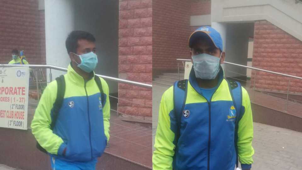 Bengal's Pragyan Ojha (L) and Manoj Tiwary (R) wear breathing masks to keep prevent inhalation of Delhi's polluted air