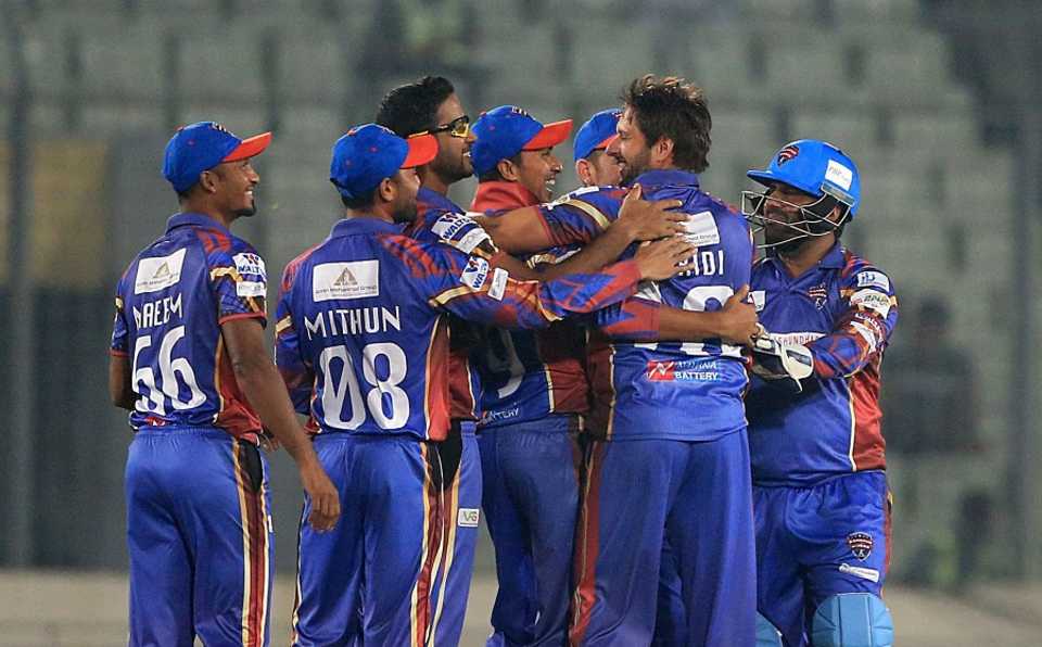 Shahid Afridi is mobbed by his team-mates, Rangpur Riders v Khulna Titans, BPL 2016-17, Dhaka, November 10, 2016