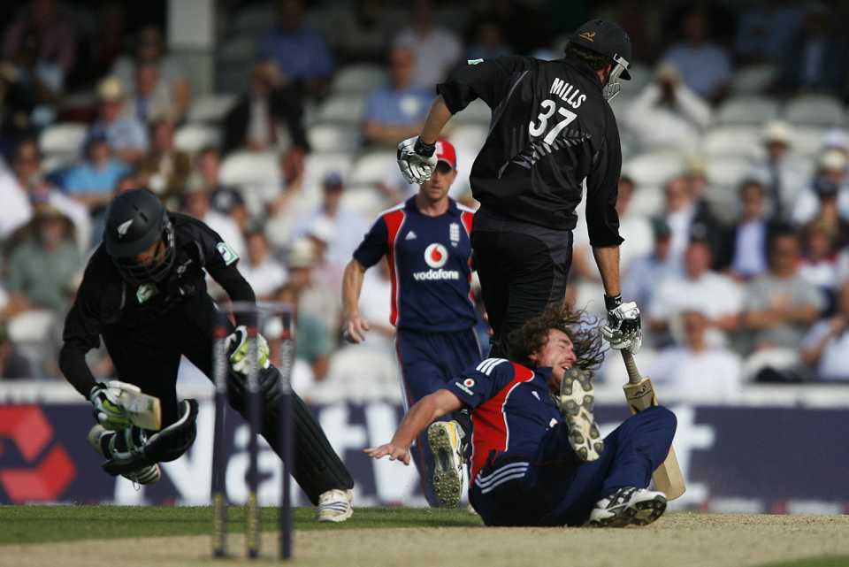 Ryan Sidebottom falls over after crashing into Grant Elliott who was subsequently run out