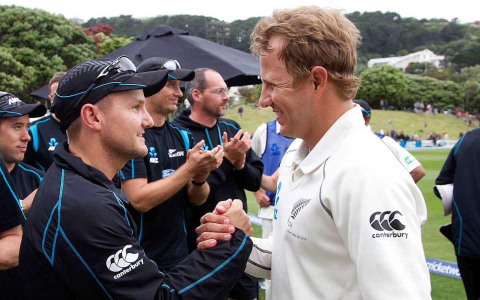 Mike Hesson congratulates Neil Wagner on New Zealand's victory