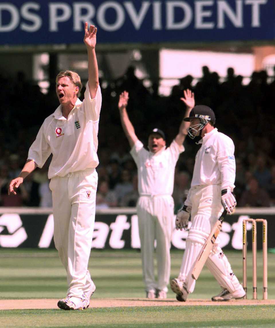 Alan Mullally appeals for the wicket of Matthew Bell, England v New Zealand, second Test, day two, Lord's, July 23, 1999