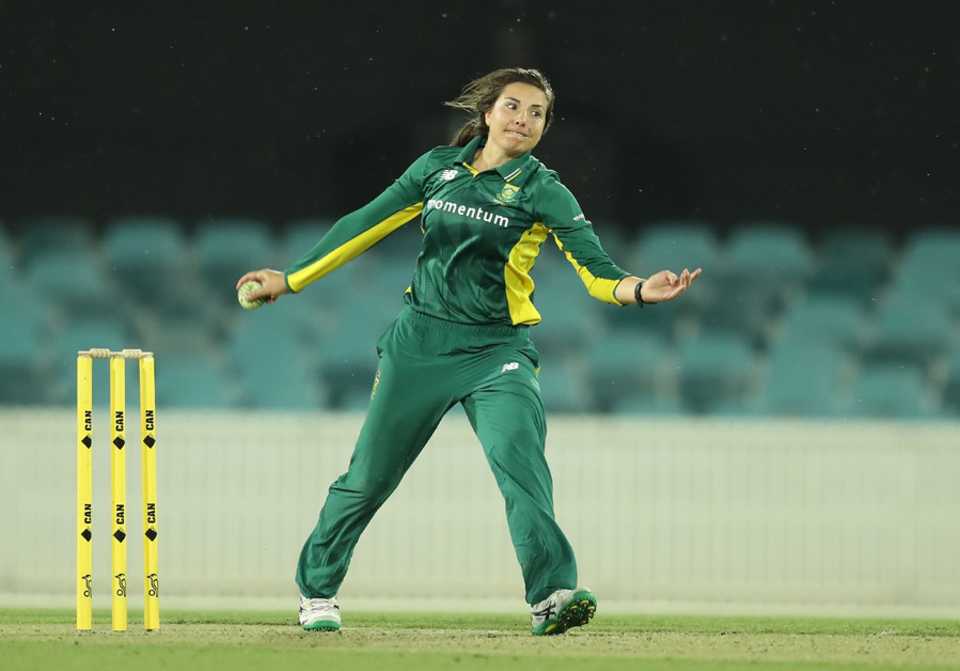 Sune Luus bowls during her three-wicket haul, Australia v South Africa, 1st women's ODI, Canberra, November 18, 2016